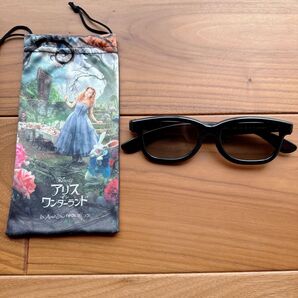 3Dメガネとメガネケース