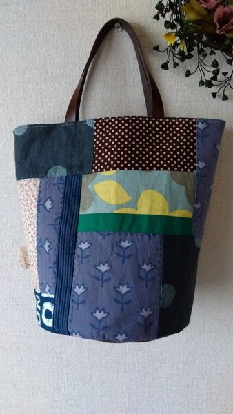 ハンドメイド丸底 トートバッグ、パッチワーク、青のブロックプリントと黄色の花柄のお散歩バッグ、お買い物バッグ