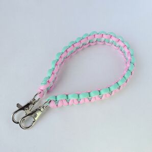 【ハンドストラップ】ターコイズブルー×ホワイト×ライトピンク パラコード
