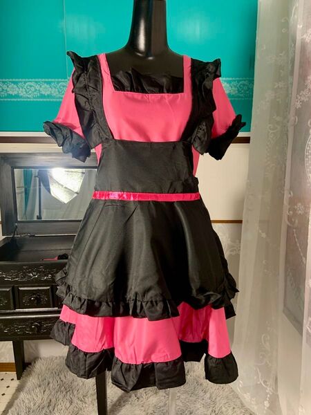 ホットピンク フリルエプロンの小悪魔メイド服 ロリータ ワンピースドレス 黒レース カフス付き