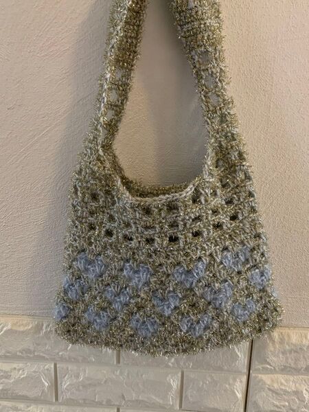 ハンドメイド ラメ入り毛糸バッグ ゴールド×水色 ハート柄