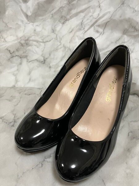 【美品】grandfleur パンプス エナメル ラウンドトゥ ブラック 黒 22.5 小さいサイズ