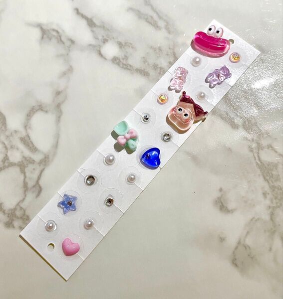 《お得!》耳ツボジュエリー 貼るピアス かわいい 派手 ステンレス製 20粒 金粒 透明シール ツボシール 健康 人気