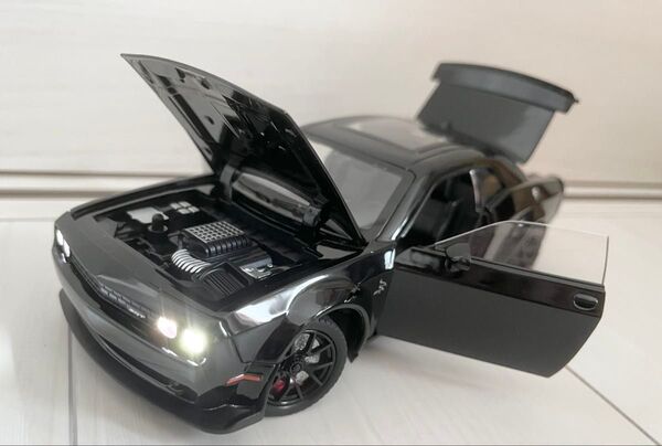 週末価格《新品》20cm 1:24 DODGE Challenger ミニカー