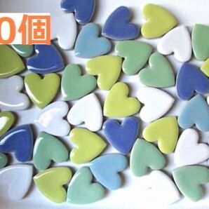 ハートモザイクタイル色ミックス40個Bたて23ミリよこ22ミリ厚み4ミリ40個入ってます。