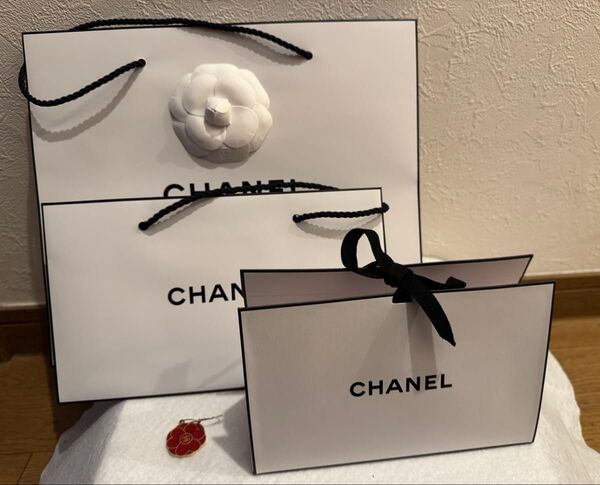 CHANEL ショッパー(大, カメリア付、小)+ 限定チャーム+ ギフトボックス