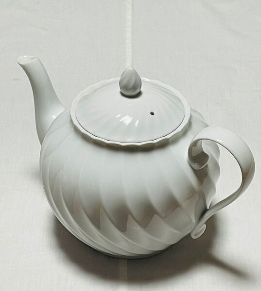 新品未使用 オスカーデラレンタの「白無地のティーポット」4〜5人用 洋食器 茶器 アフタヌーンティー