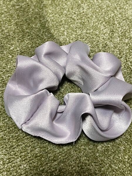 シュシュ 光沢 サテン シルバー ヘアアクセサリー
