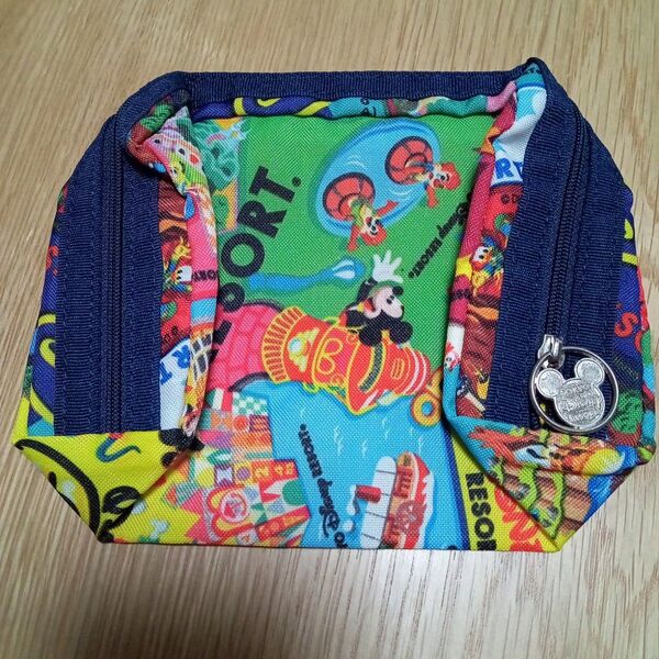 新品 Disney resort ディズニーリゾート 総柄 ポーチ 化粧ポーチ