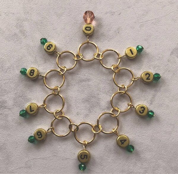 段数カウンター ゴールド グリーンのビーズ付き 編み物 ハンドメイド
