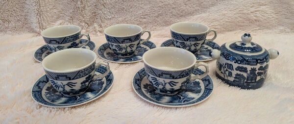 ☆新品☆Family China カップ、ソーサ、シュガーポット付き 5客