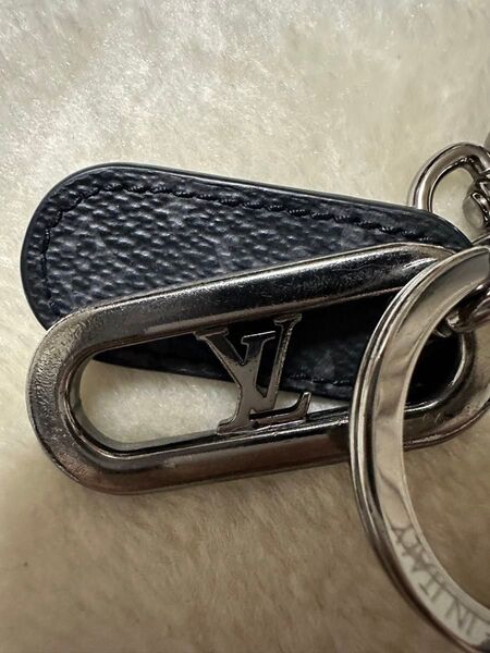 LOUIS VUITTON キーホルダー・LV シグネチャー チェーン