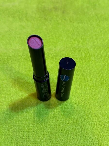 NIVEA ニベア Rich Care & Color 色: Cassis Rose