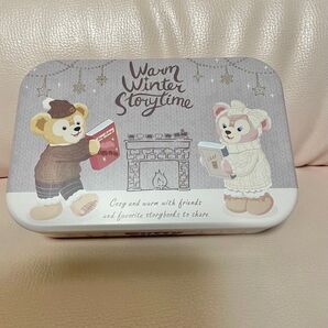 ダッフィー&フレンズ Warm Winter Storytime 缶ケース