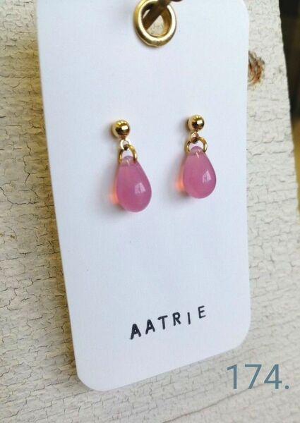 174.桜ピンクのガラスドロップピアス ※ネジバネ式イヤリングシルバーカラーに変更 ハンドメイド