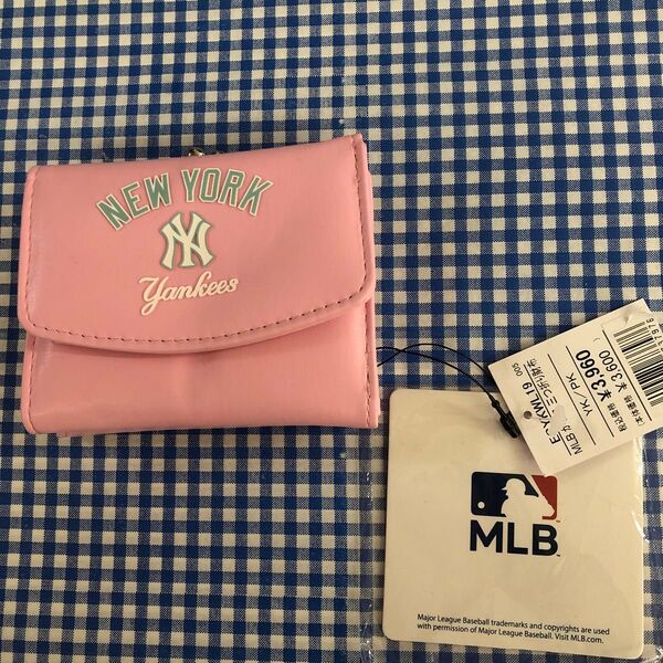 お値下げ新品MLBニューヨークヤンキースがま口財布 縦9横10 薄いピンクでカッコ可愛い財布です。
