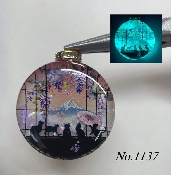 レジン/藤の花と富士山と窓辺の子猫達 蓄光 オルゴナイトネックレス