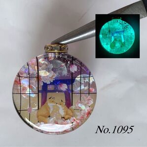 レジン/窓から見る春の鳥居と親子キツネ 桜 蓄光 オルゴナイトネックレス