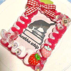 #95 ホイップデコ トレカケース 苺いちごミルク 赤