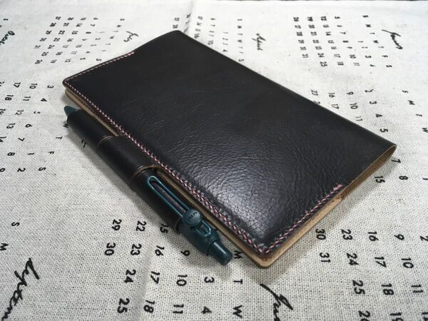 本革手縫いペンロック式測量野帳ホルダー(ブラック×生成り×ピンク)野帳1冊付