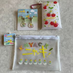③セリア ニャッキ! カラビナ付きクリアケース プチチャーム ビニールポーチ