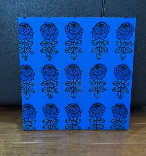 marimekko ヴィヒキルース バラ ファブリックパネル ブルー 30x30x1.5 北欧 生地 木製 植物柄 ウェルカム