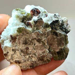 ガーネット シルバーマイカ 172.4ct 原石 アフガニスタン レッドガーネット 鉱物 鉱石 標本 天然石 パワーストーン