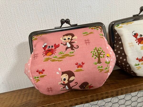 さるかに合戦 童話柄 ぽっちゃりがま口ポーチ ハンドメイド ピンク