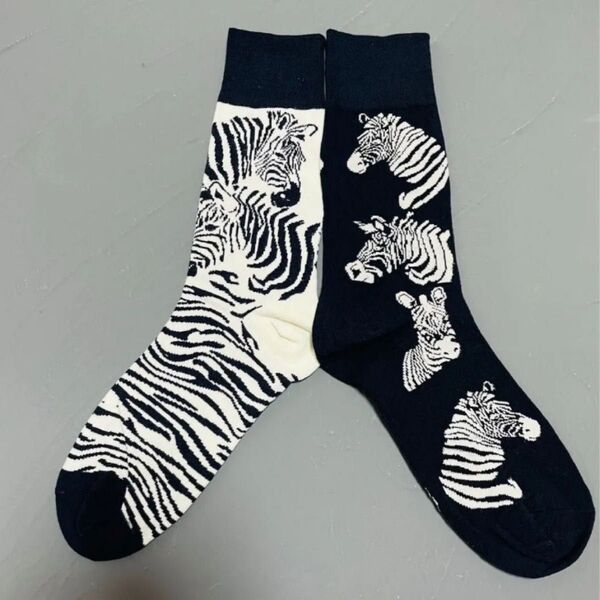 靴下 ゼブラブラック非対称ソックス プレゼントやお揃いでも! ツートン Socks お洒落 しまうま シマウマ アニマル 動物園