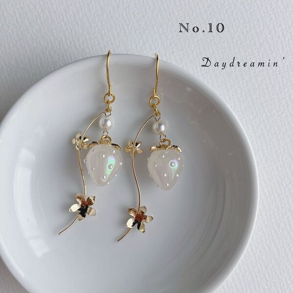 ゴールドひねりお花×いちごチャームピアス ホワイト