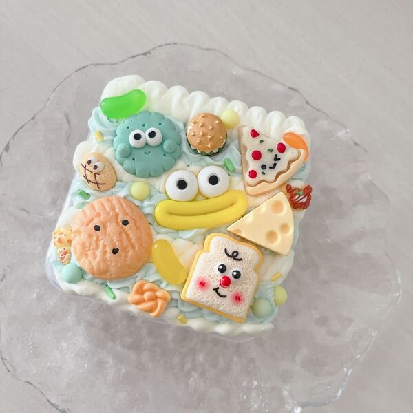 *.゜モンスターだらけのマルチケース*.゜ハンドメイド ホイップデコ