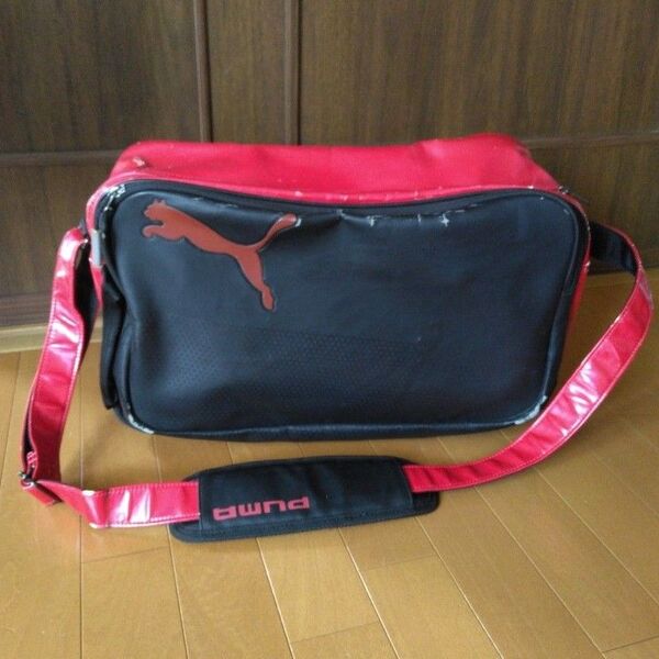 puma 黒 赤 エナメルショルダーバッグ スポーツバック エナメルバック 斜め掛け 野球 部活 サッカー