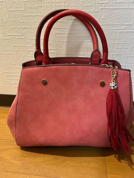 超美品!2way多ポケット、タッセル付きピンクレッドハンドバッグ