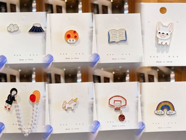 ピンバッジ 金属製 8枚セット