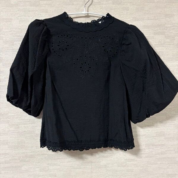 新品未使用 タグ付き H&M ブラウス ブラック 黒 刺繍 パフスリーブ レース