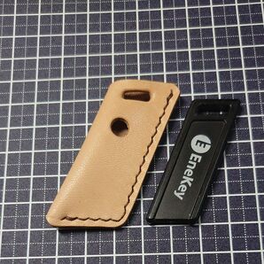 栃木レザーで作成したエネキーカバー ヌメ革/焦茶糸