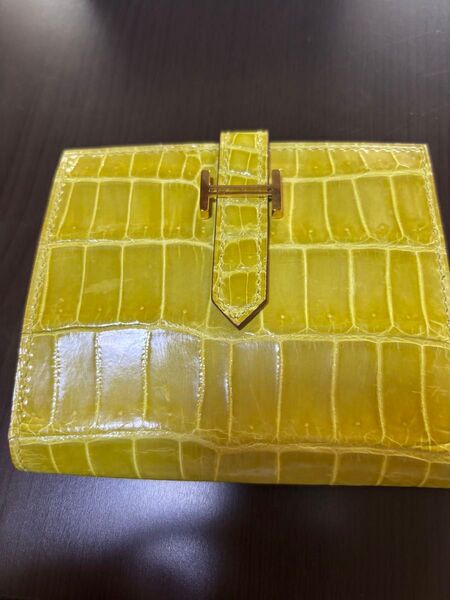 クロコダイル光沢二つ折り財布イエロー