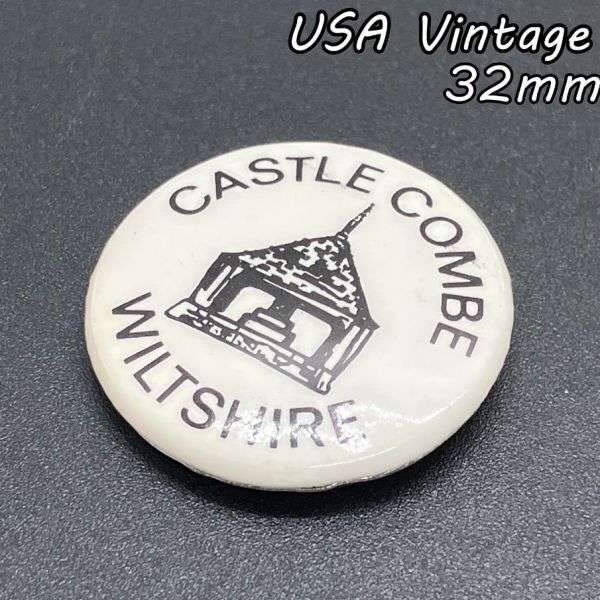 缶バッジ アメリカ 輸入 雑貨 ビンテージ 『 CASTLE COMBE 風景 』 バッチ ( BAT2334 )