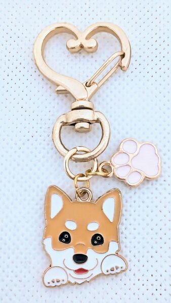 ピンクの肉球とおめめパッチリ茶柴の犬キーホルダー