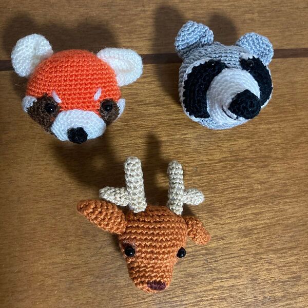 かぎ針の動物ブローチ3種 アライグマ、レッサーパンダ、鹿 手編みのハンドメイド品