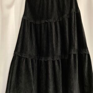黒のポリエステルロングスカート