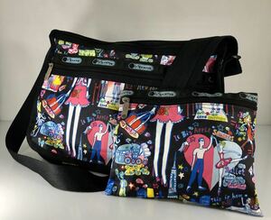 美品LESPORTSAC アイパッド収納 可愛い総アニメ柄 軽量 幅出しあり ブラック×ピンク×多色 ポケットいっぱい ショルダーバッグ です。