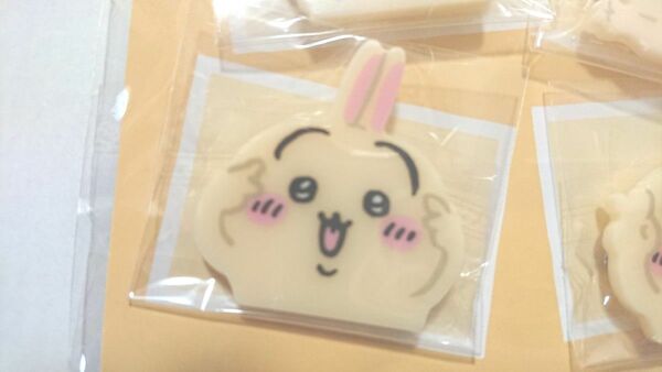 ちいかわ アクリルバッジ ピースなうさぎ 1個