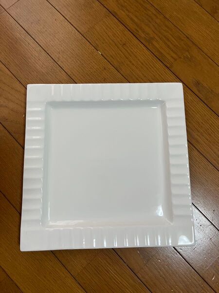 未使用。正方形ディナー皿、オードブルやメイン料理まで幅広く使用できます。27cmx27cmx2.5cm 洋食器3枚