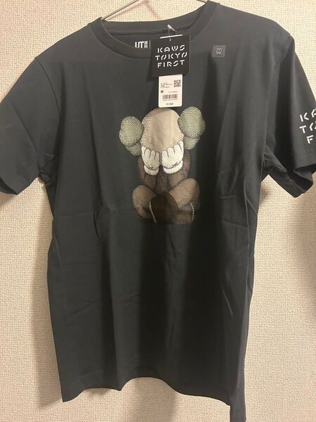 ユニクロ KAWS UT グレー Tシャツ Mサイズ