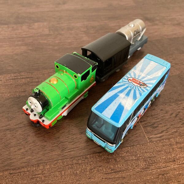 機関車トーマス バス パーシー トミカ おもちゃ