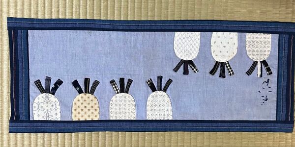 新作 “だいこん”のタペストリー古布 絣 ハンドメイド 手作り(紺色文字)永年布