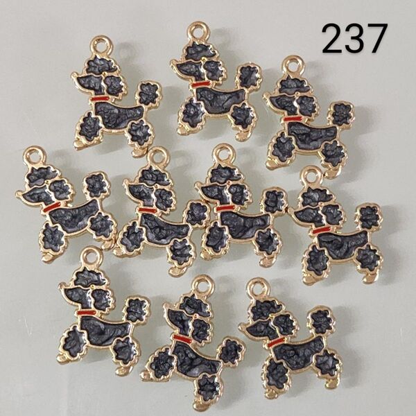 【商品番号237】10こ☆犬チャーム☆プードル☆400円商品よりどり5つで1000円対象商品