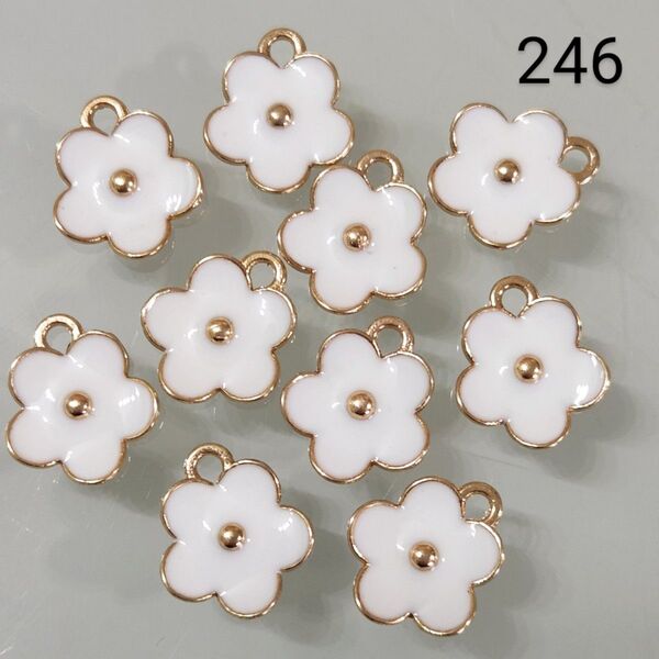 【商品番号246】10こ☆小花チャーム☆白☆400円商品よりどり5つで1000円対象商品