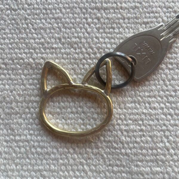 ハンドメイド 鍛金 真鍮 キーリング キーホルダー ねこ ネコ 猫 ゴールド